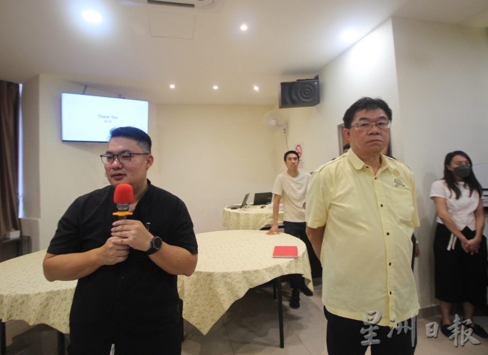 补图//////（取代版)劳勿猫山王非法芭农民抗拒的彭亨皇家榴梿集团（Royal Pahang Durian Group）突然转风向，纷纷向该集团签    