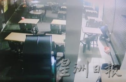 供星洲网/只偷香烟，不碰银角？！芙Uptown两小食中心被蒙面贼连环破门