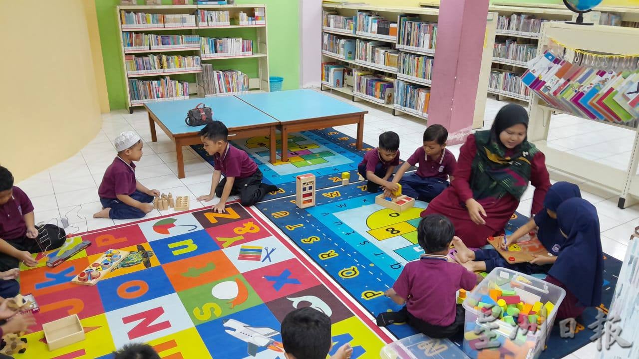 东：百乐图书馆办韩国泡菜课 幼儿园学生参访