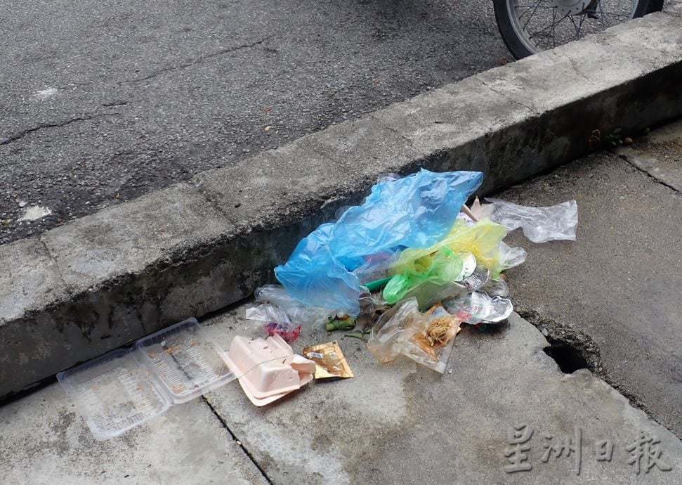 疑因误解炒粿角小贩档口 十多天都遭人丢垃圾