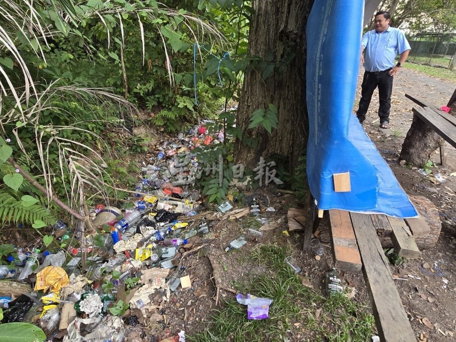 (古城第六版主文)大量酒瓶及垃圾,甚至非搭建凉亭及饲养动物的竂子 丹绒米雅乌达玛花园第9路沦为“垃圾街”
