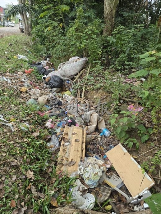 (古城第六版主文)大量酒瓶及垃圾,甚至非搭建凉亭及饲养动物的竂子 丹绒米雅乌达玛花园第9路沦为“垃圾街”