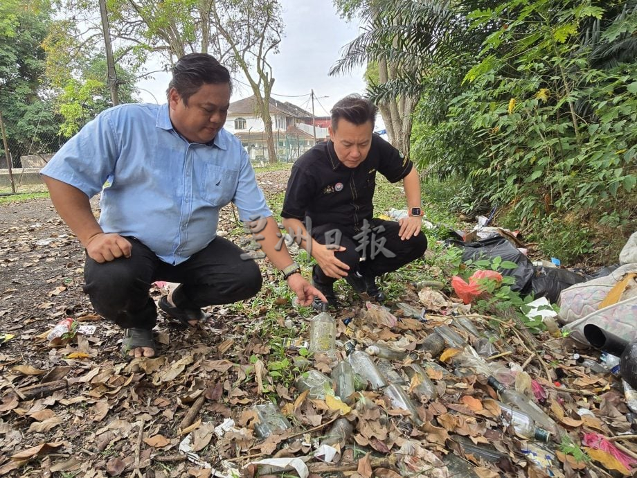 (古城第六版主文)大量酒瓶及垃圾,甚至非搭建凉亭及饲养动物的竂子 丹绒米雅乌达玛花园第9路沦为“垃圾街”