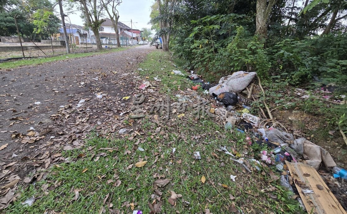 (古城第六版主文)大量酒瓶及垃圾,甚至非搭建凉亭及饲养动物的竂子 丹绒米雅乌达玛花园第9路沦为“垃圾街”