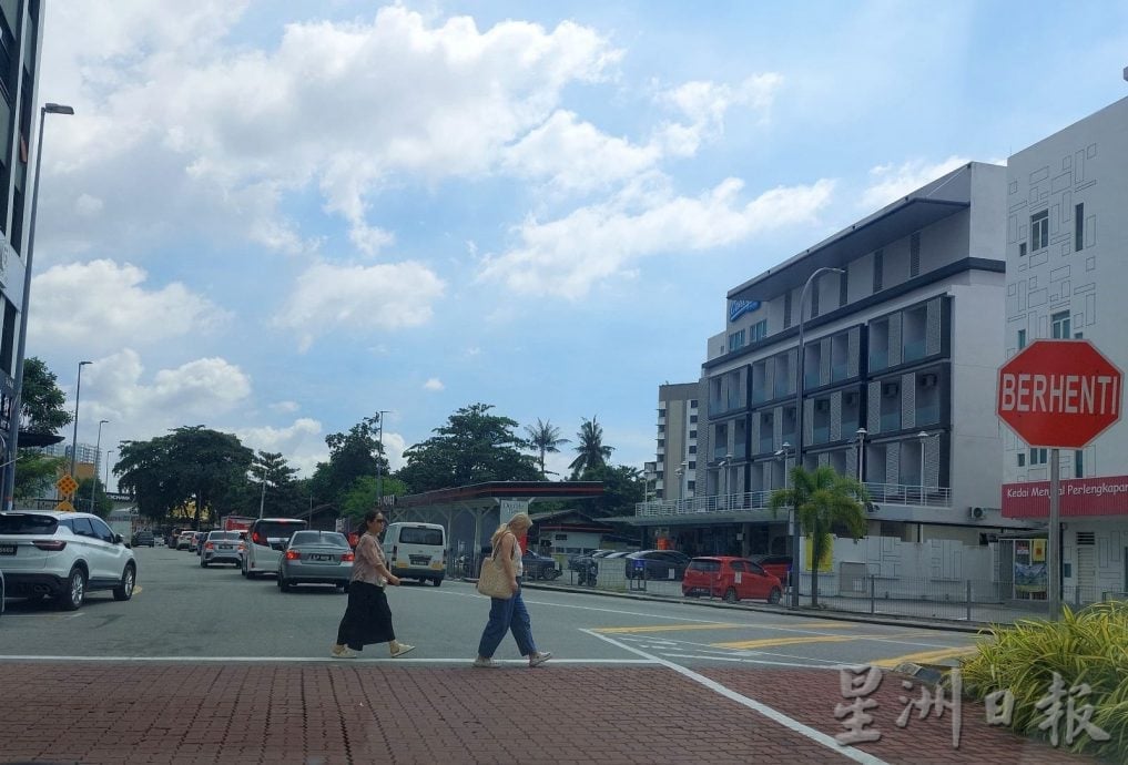 (古城第三版主文)峇章三脚路交界处的驾驶人士必需停车让路