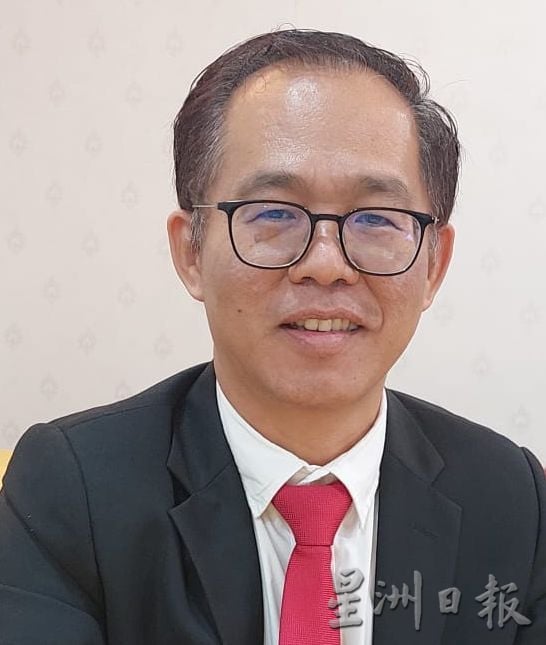 (古城第三版主文)峇章三脚路交界处的驾驶人士必需停车让路