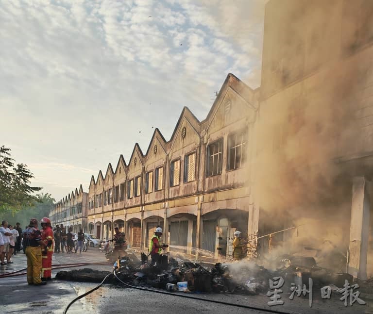 霹/收藏许多易燃物 安顺回收店失火烧毁
