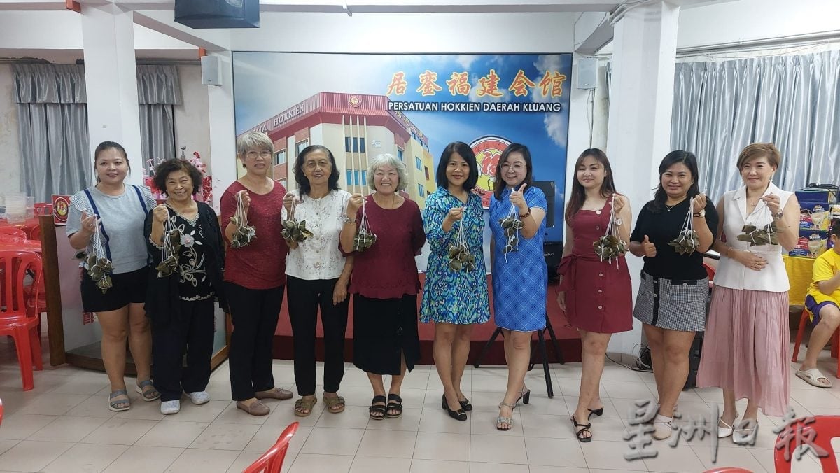 (已签发)柔:銮福建会馆庆端午 男女老少齐裹粽