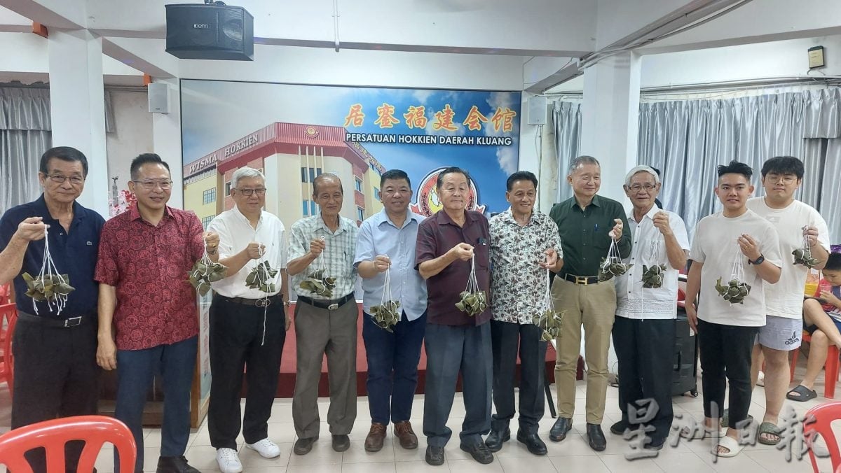 (已签发)柔:銮福建会馆庆端午 男女老少齐裹粽
