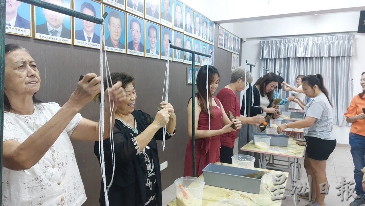 (已签发)柔:銮福建会馆庆端午 男女老少齐裹粽