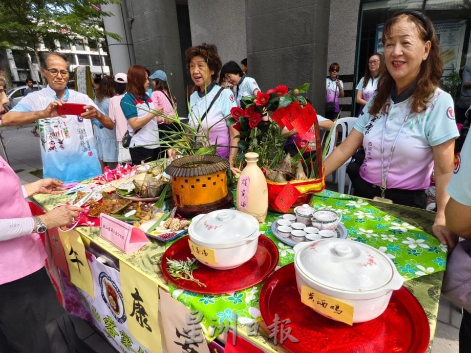 文化街办创意粽子摆设比赛 新山福建会馆妇女组夺冠