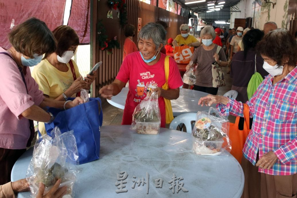 如约与长者庆端午,陆兆福提醒长者赴会“别太早到”