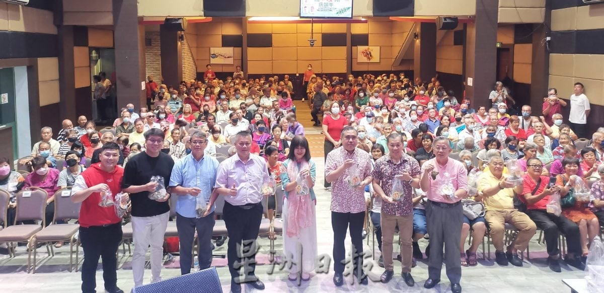 如约与长者庆端午,陆兆福提醒长者赴会“别太早到”