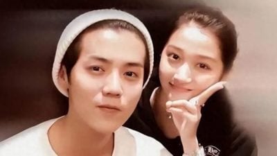 视频 | 关晓彤鹿晗悄悄结婚？ 她无名指戴戒指惹揣测