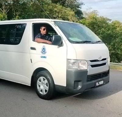 被告在警方押送下抵达法庭。(尤伽荣摄)