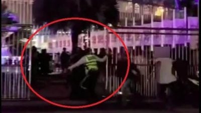 体育馆停车场殴斗 警方: 相信是涉案男子相互嘲讽所致