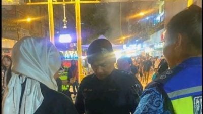 集会女生拒出示身份证 网民斥不尊重执法