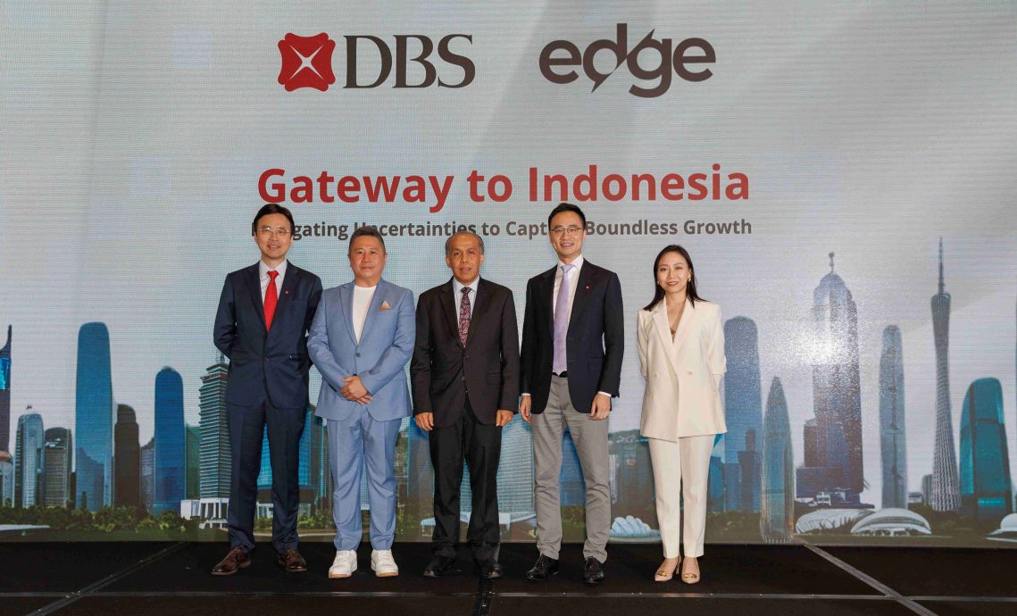 DBS Hong Kong in collaboration with edge hosted the “Gateway to Indonesia: Navigating Uncertainties to Capture Boundless Growth” conference in Hong Kong. (From right) April Lam, Co-Founder of edge; Boris Chan, Managing Director and Head of Institutional Banking Group, DBS Bank Hong Kong; Yul Edison, Consul General of the Republic of Indonesia in Hong Kong; Andrew You, Co-Founder of edge; Patrick Lau, Managing Director and Head of Corporate Banking, Institutional Banking Group, DBS Bank Hong Kong.