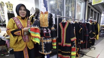 丰收节带旺传统服饰生意　女裁缝日做五套不停工