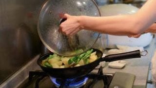 大妈一顿饭打败诈骗集团   有惊无险守住98万存款