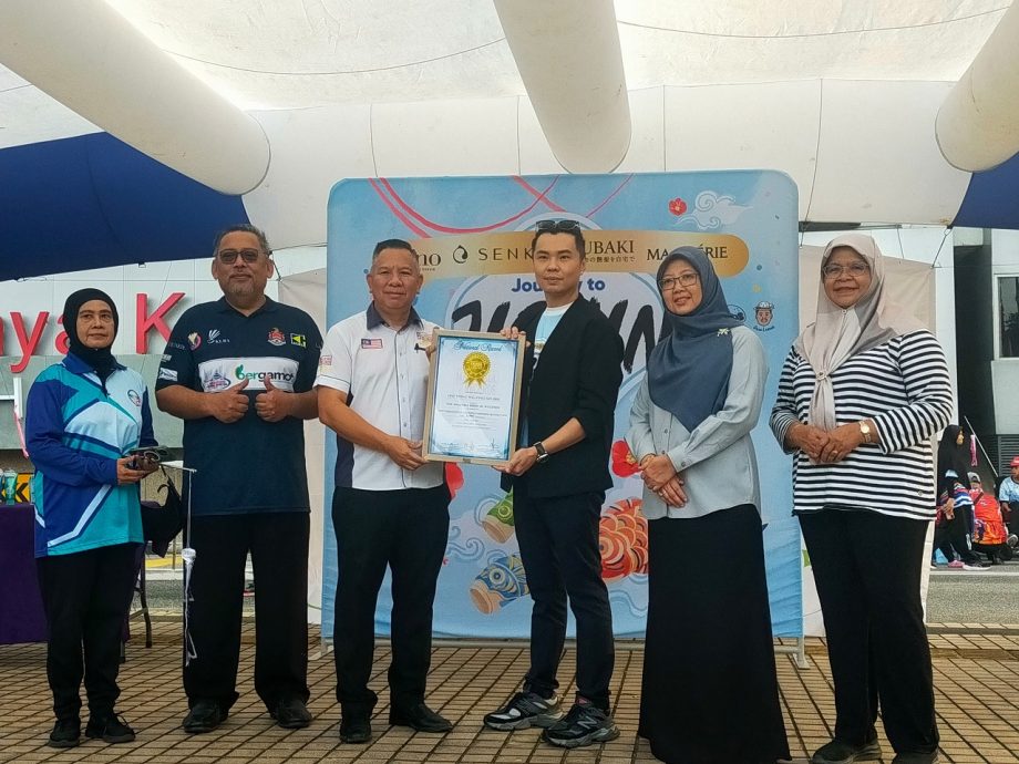 1500人手持鲤鱼旗跑步 “自信欢乐跑”创大马记录