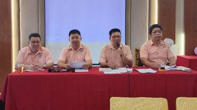 诗华教师会大会 . 吴耀文促会员以身作则