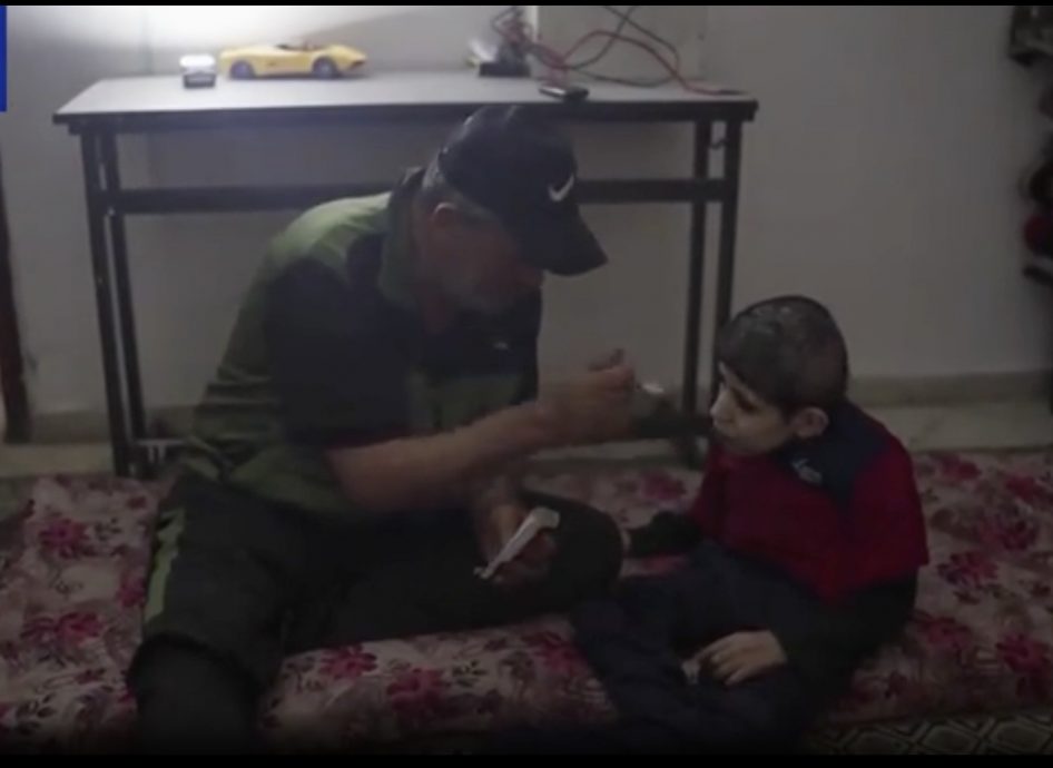 15岁少年瘦剩18公斤 加沙人道危机加剧!