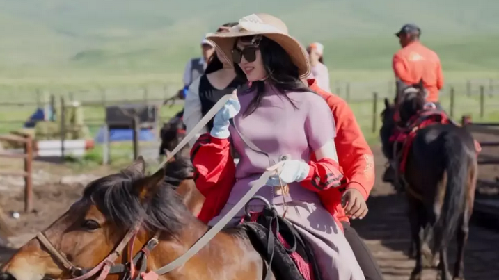 1800辆车抢头炷香！560公里从草原到雪峰 新疆最美天山公路通车