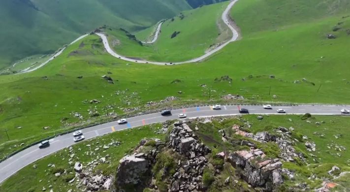 1800辆车抢头炷香！560公里从草原到雪峰 新疆最美天山公路通车