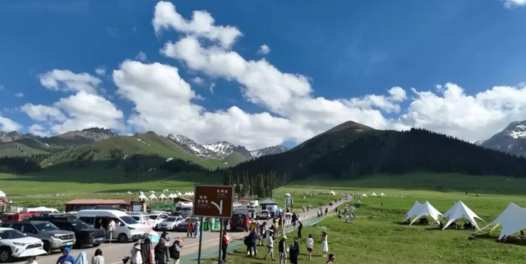 1800辆车抢头炷香！560公里从草原到雪峰 新疆最美天山公路通车