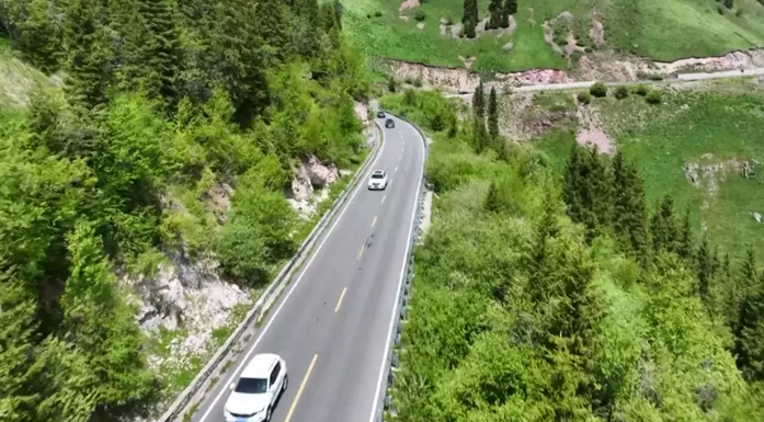 1800辆车抢头炷香！560公里从草原到雪峰 新疆最美天山公路通车