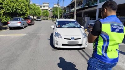 市厅接报取缔 住区路旁违停中罚