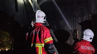 独立屋烧毁 2男灼伤送医