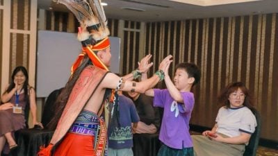 参与自然生态教育营  沙喜迎中国家庭游客