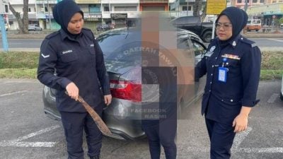 暴躁女持巴冷刀闹事 车厢还发现斧头