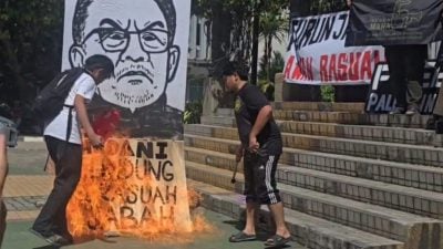 焚烧首相画像 朱卡乃：极端又暴力