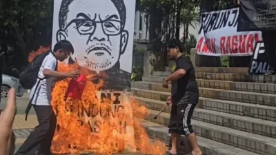 副高教部长：学生行为过火　焚烧首相画像应受惩戒