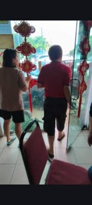 2车撞饭店五脚基︱南兴隆东主：无人受伤 店前花盆缓冲撞击力