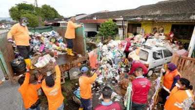 市厅3年来第5次清理  33人合力 垃圾屋终于清空了