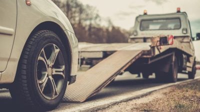 拖欠8个月车贷 拖车员上门拖车   车主怒报警指撬篱笆入屋“干案”