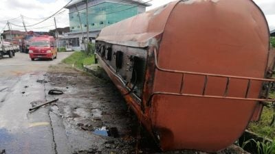 行驶中油槽拖斗脱落 原棕油倾泻路面