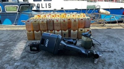 水警挫败走私活动 起获416桶汽油