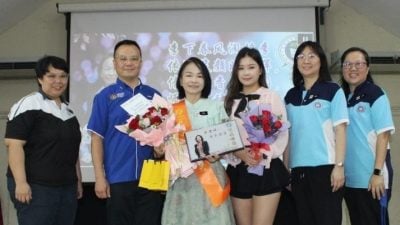 投身教育27年  华商李依倩荣休