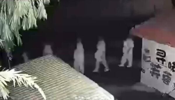 50白衣人深夜诡异“列队行走” 邪门画面吓坏