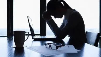 独家 | 合约教师转正薪资反降 3年资历变1年 求助无门
