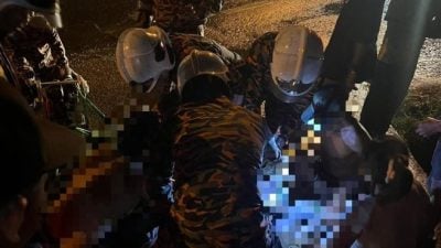 踩空脚卡沟盖隙 六旬妇女受伤