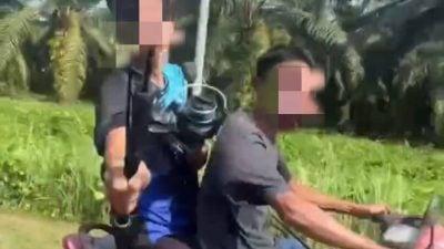 因鸣笛起冲突 摩托乘客持钓竿怒敲轿车