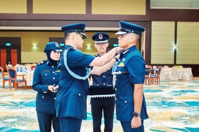 警总监颁委任状 . 代副警察总监升正
