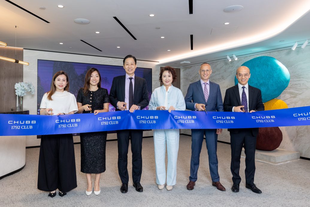(From Left) Ms Joan Tam, Head of Brokerage, Chubb Life Hong Kong, Ms Ivy Cheung, Chief Marketing Officer, Chubb Life Hong Kong, Mr. Eric Ng Tung Hing, Global Chief Financial Officer, Chubb Life, Mrs Belinda Au, President of Hong Kong and Head of North Asia, Chubb Life Hong Kong, Mr Bryce Johns, Global President, Chubb Life, Mr William Man, Chief Operation Officer, Chubb Life Hong Kong