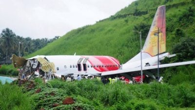 印度航空客机坠毁逾200死  特朗普：美国愿尽力协助